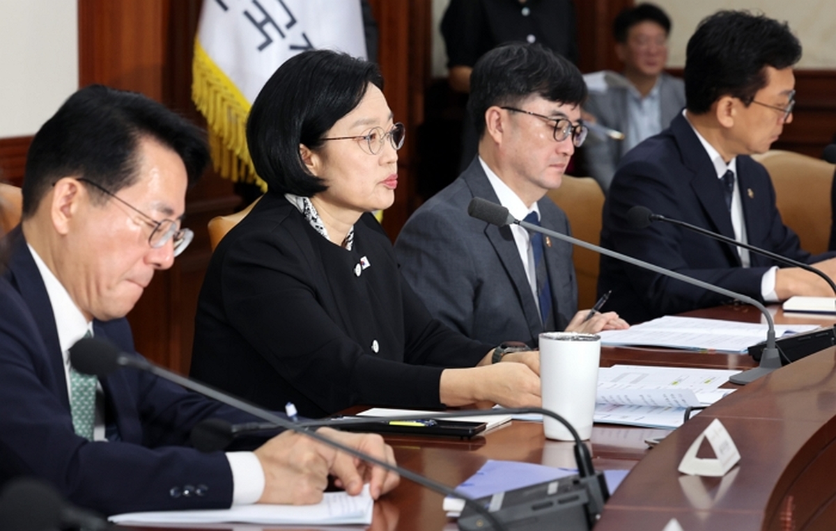 origin_국가정책조정회의주재하는한성숙총리.jpg