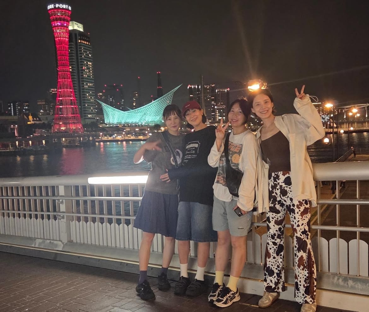 내 친구 개그우먼들은 의외로 조심스럽다(민진이는 개그우먼에 진배없는 작가다)세상 사람들은 개그우먼들이 세계를 정복하며 살 줄알겠지만 의외로 세계 정복의 꿈 따위는 뭔지도 (1).jpg