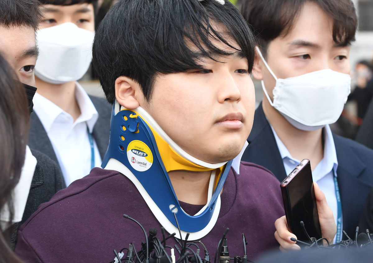 origin_호송차향하는조주빈.jpg