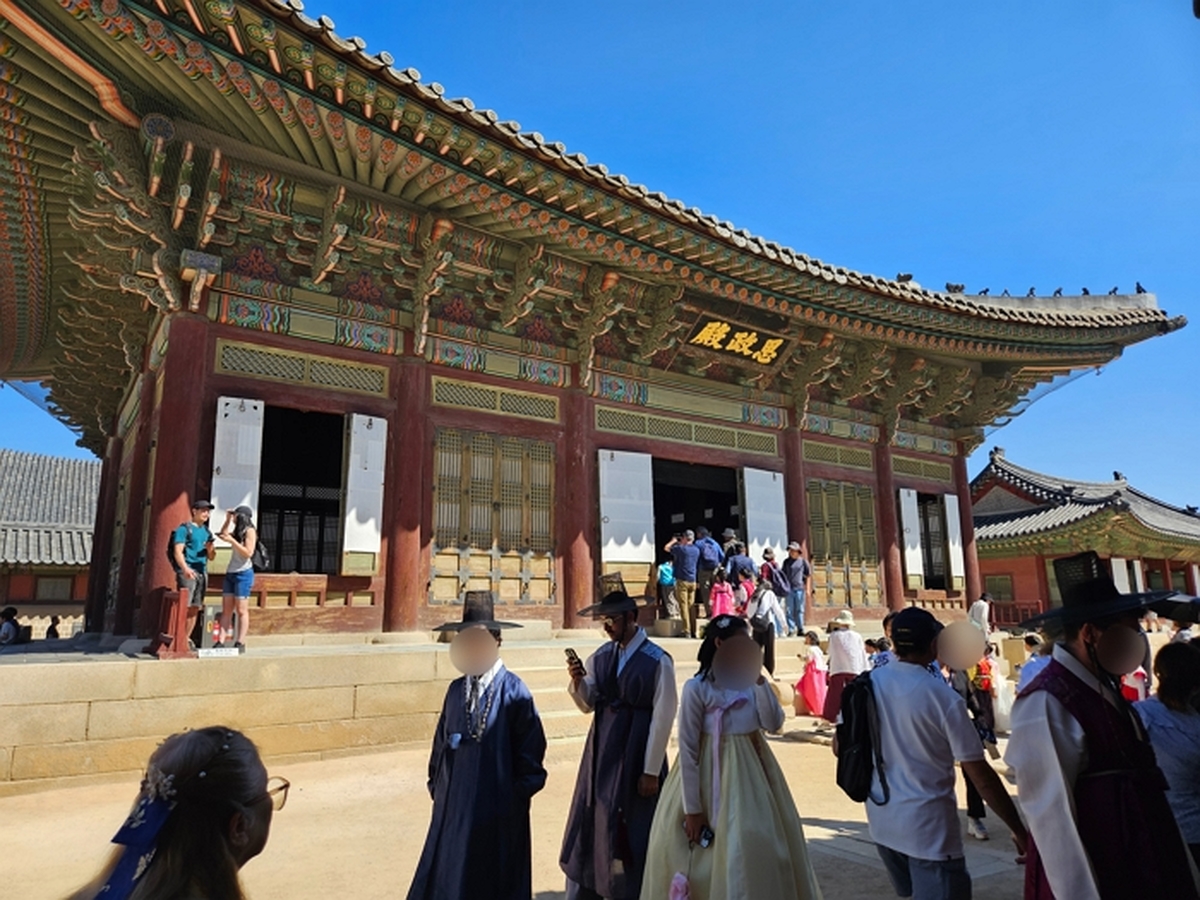 origin_창호지에손가락쑥…몰상식관람객에경복궁골머리 (1).jpg