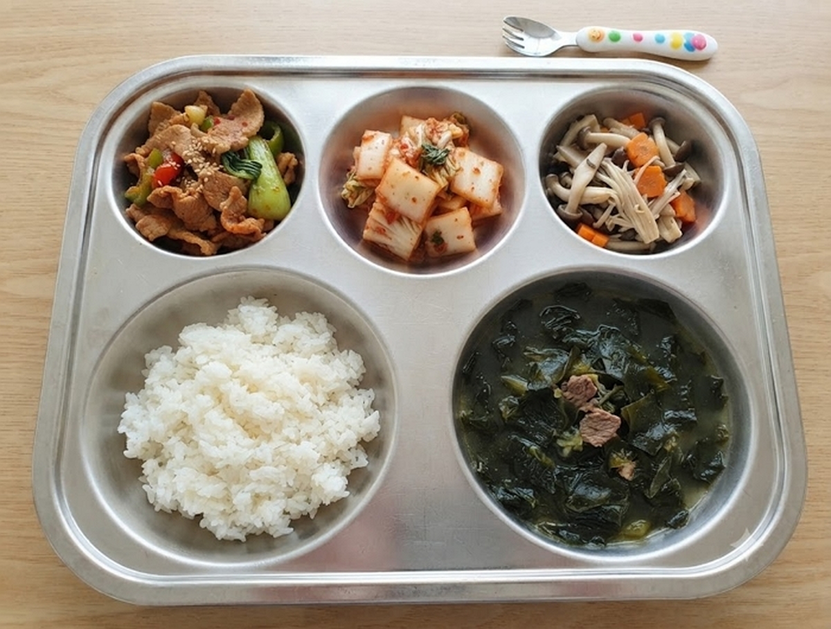 매일 보던 어린이집 급식 사진인데... 제육볶음 한 칸에서 시작된 뜻밖의 의문