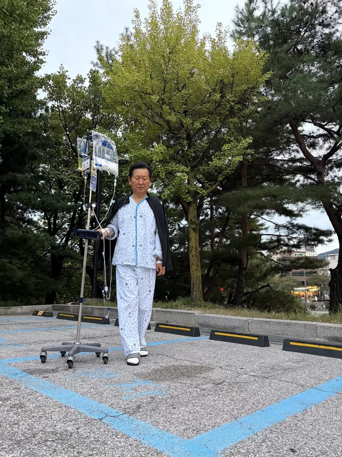 세그웨이, 스케이트보드, 거리의 이미지일 수 있음