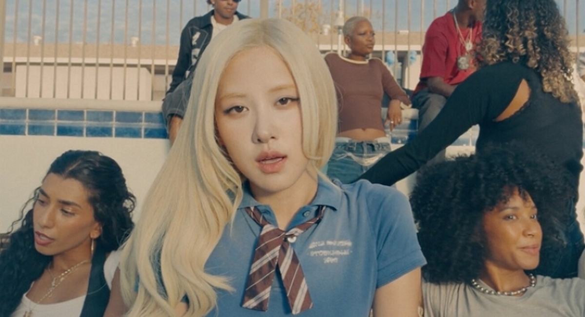 로제, 초대박 난 ‘아파트’ 프로듀서와 또 손 잡았다... 신곡 ‘뉴 트릭’ 발매