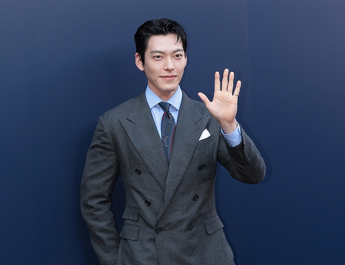 김우빈, 신인 배우 20명과 ‘1:1 로테이션 식사’... “존경스럽다” 미담 전해져