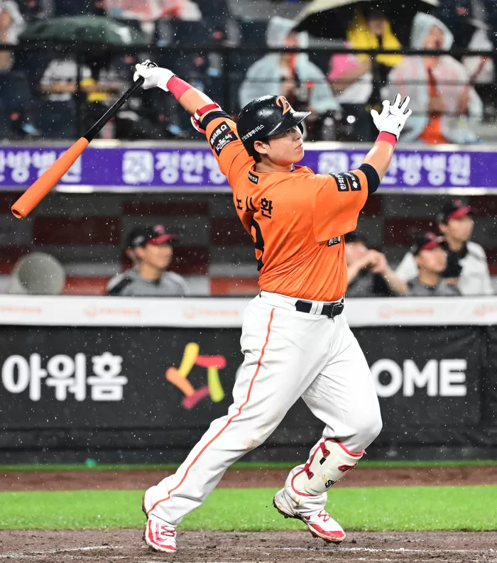 뒤집힌 태극기 단복 입고 출국한 국대 캡틴 노시환…KBO “처음부터 인쇄 오류”