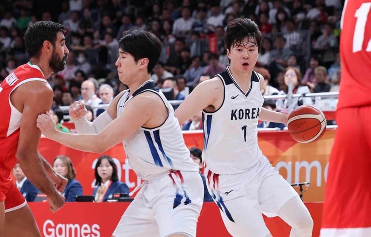‘한국의 커리’ 이현중, 3점슛 7개 폭발...남자 농구, 12년 만에 결승 진출