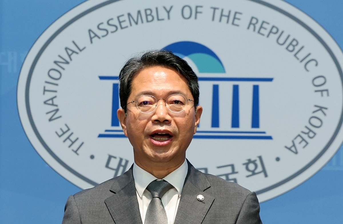 “대통령께 죄송”이라는 김승원, 3분만에 회견 자리 떠나며 ‘정치검찰’ 꺼냈다