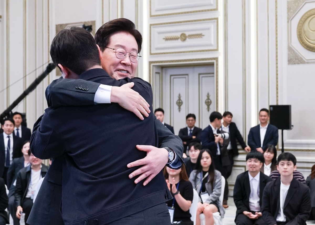 청년들 불러 ‘하이파이브+허그’한 李대통령...청년정책 전담기구 신설 시사