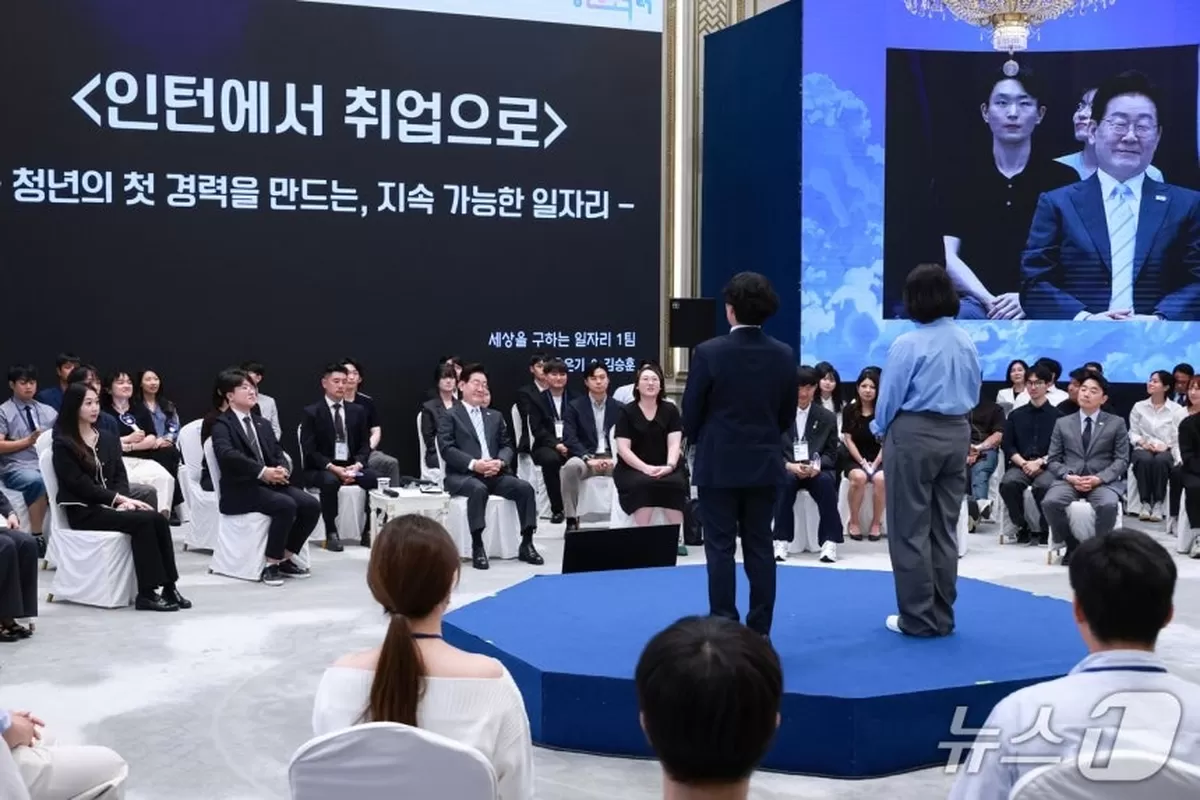 이재명 대통령이 19일 청와대 영빈관에서 열린 청년 오픈마이크에서 발언을 듣고 있다. (청와대통신사진기자단) 2026.9.19 ⓒ 뉴스1 이재명 기자