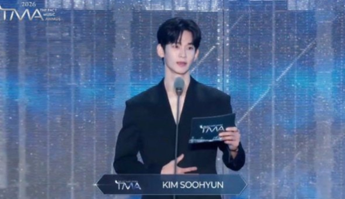 김수현, 1년 6개월 만에 국내 공식석상... 야윈 얼굴로 건넨 첫마디
