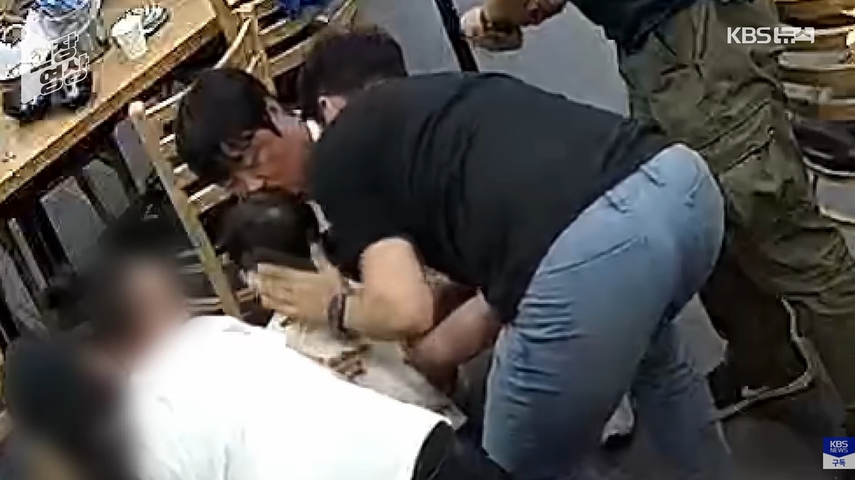 “애 아빠로서 망설일 수 없었다”... 사탕 삼킨 아이, 옆 테이블 시민이 구했다 (영상)