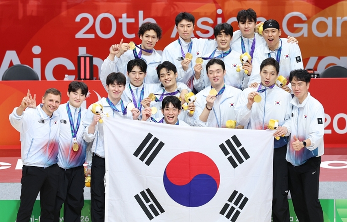 20일 일본 나고야 아이치 인터내셔널 아레나에서 열린 2026 아이치·나고야 아시안게임 남자농구 결승전 시상식에서 12년 만에 금메달을 획득한 대한민국 선수들이 기념촬영을 하고 있다 2026.9.20 / 뉴스1