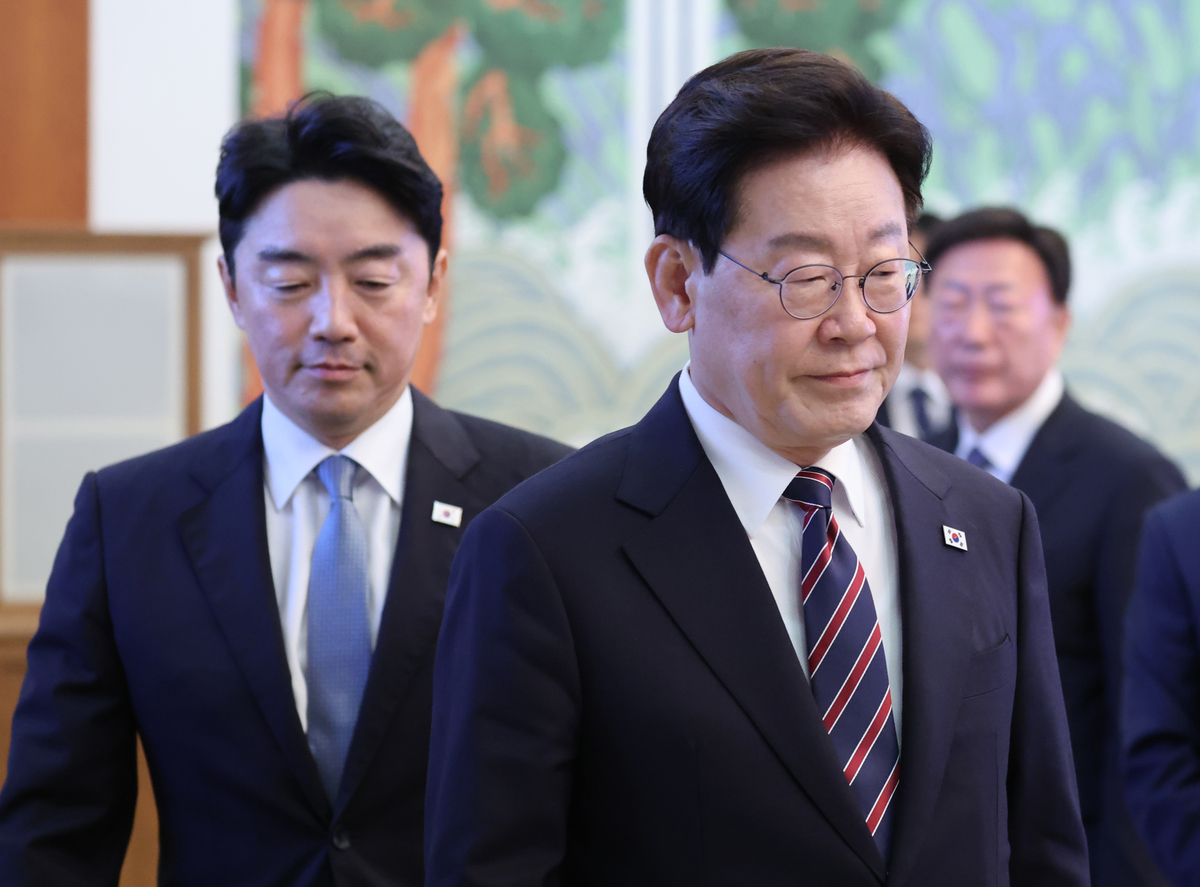 origin_이재명대통령과사의표명강훈식비서실장.jpg