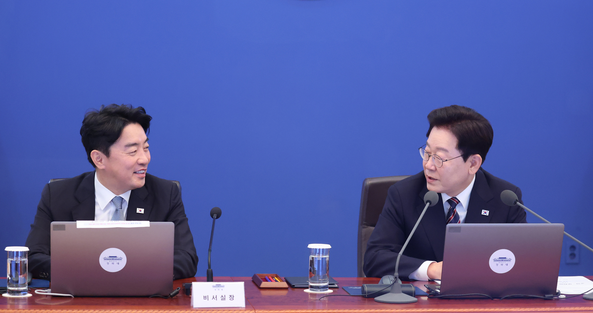 origin_수석보좌관회의서강훈식비서실장바라보며발언하는이재명대통령.jpg