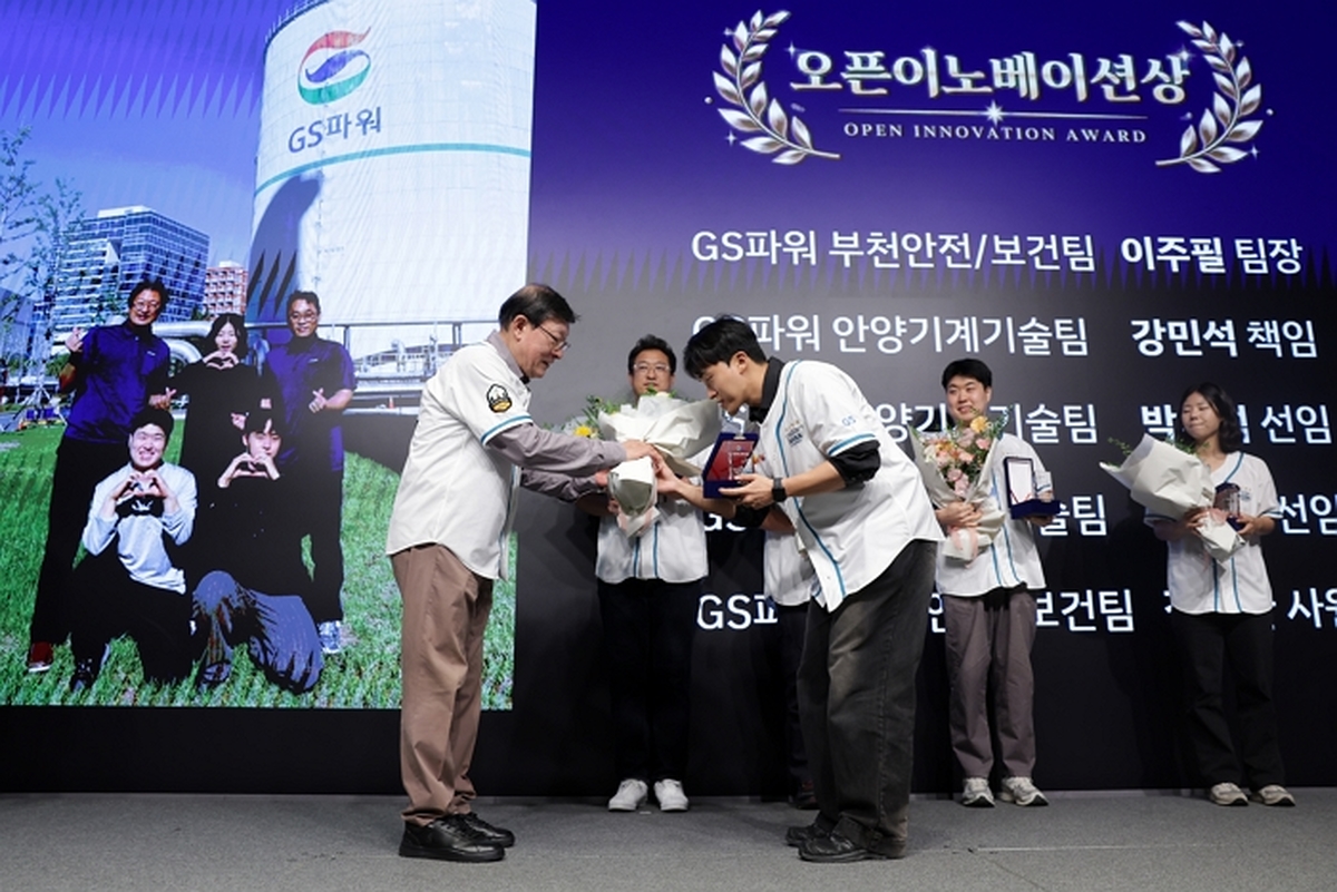 3. 허태수 GS그룹 회장이 21일 웨스틴 서울 파르나스에서 열린 제 5회 GS그룹 해커톤에서 안전관리 AI 에이전트 ‘AIR’팀에 오픈이노베이션상을 직접 시상하고 있다..jpg