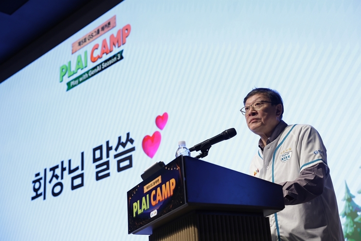 4. 허태수 GS그룹 회장이 21일 웨스틴 서울 파르나스에서 열린 제 5회 GS그룹 해커톤에서 안전관리 AI 에이전트 ‘AIR’팀에 오픈이노베이션상을 직접 시상한 후, 참가직원들에 격려 메시지를 전하고 있다.jpg