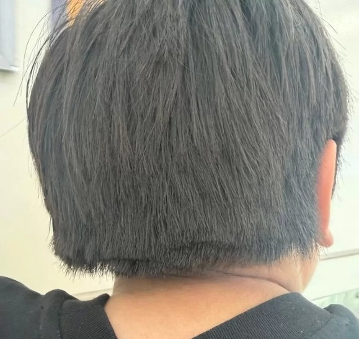 유명 브랜드 미용실에서 머리를 자른 13살 아이가 자기 머리를 보고 울음을 터뜨렸다는 사연이 알려진 가운데, 미용실 측과 고객의 주장이 엇갈리고 있다./사진=스레드 캡처