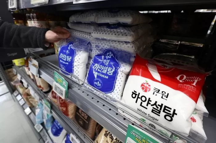 지난달&nbsp;28일 서울 시내 한 대형마트에 설탕 제품들이 진열되어 있다. / 뉴스1