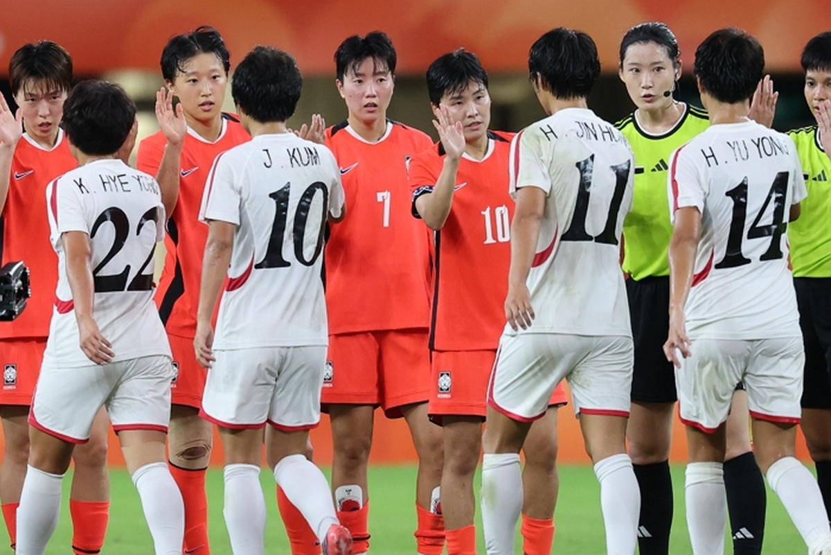 origin_여자축구남북대결11인사나누는선수들.jpg