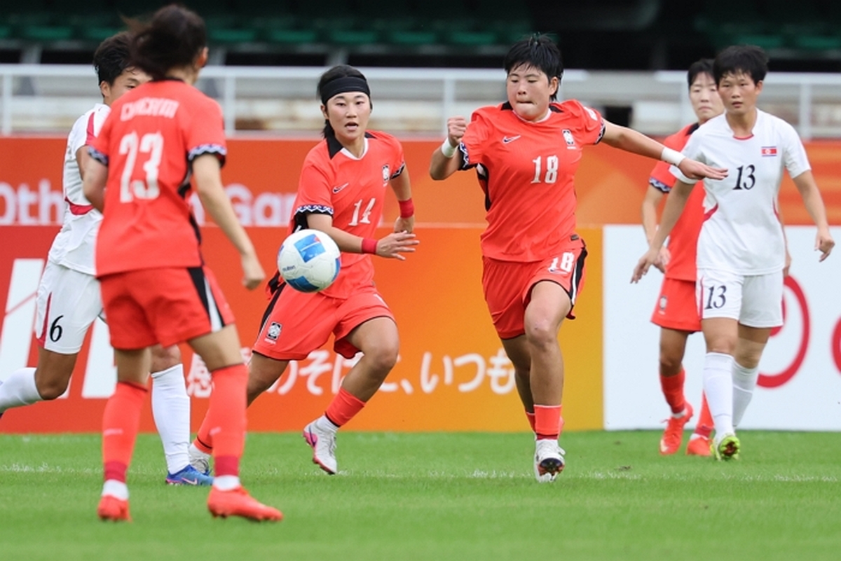 origin_치열한경기펼치는남북여자축구대표팀.jpg