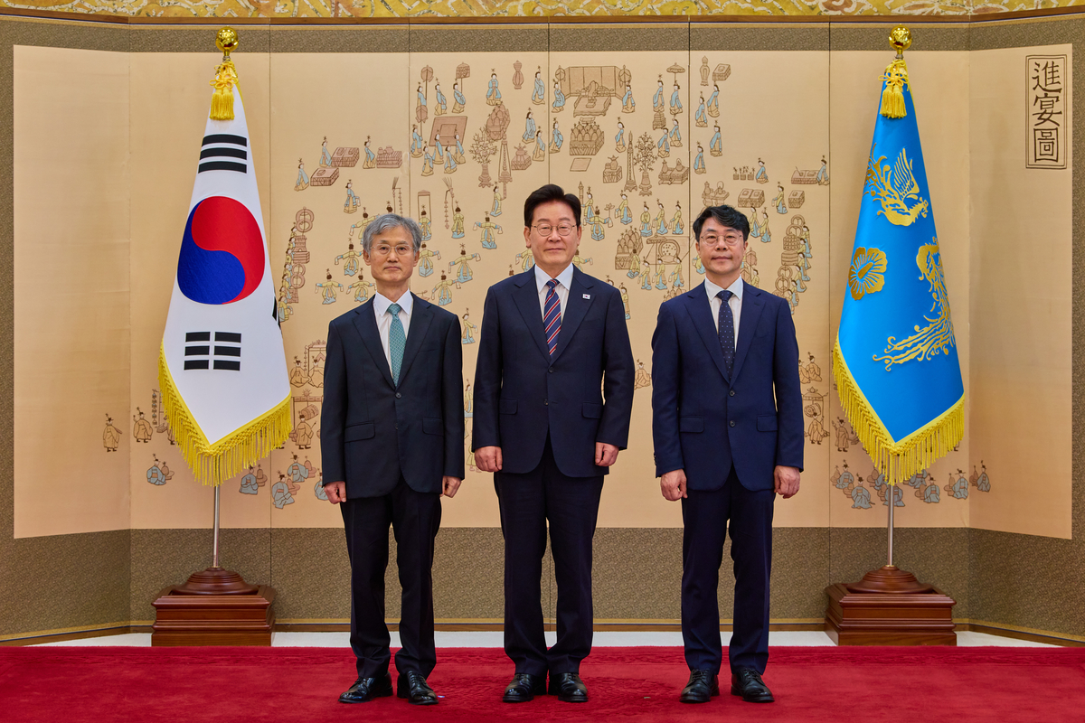 origin_이재명대통령김성수대법관에게임명장수여.jpg