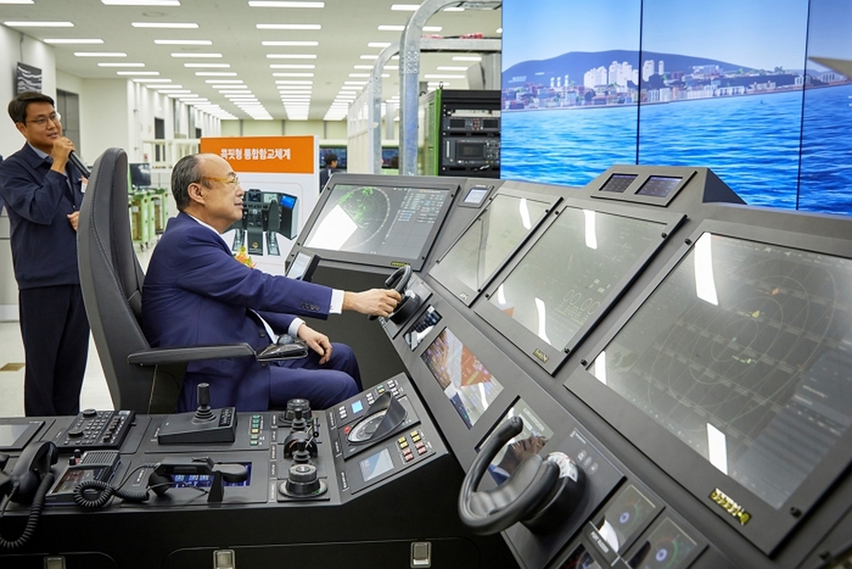 김승연 한화그룹 회장이 한화시스템 구미사업장을 방문해 콕핏(Cockpit)형 통합함교체계(IBS) 운영 시연을 하고 있다. / 사진제공=한화그룹