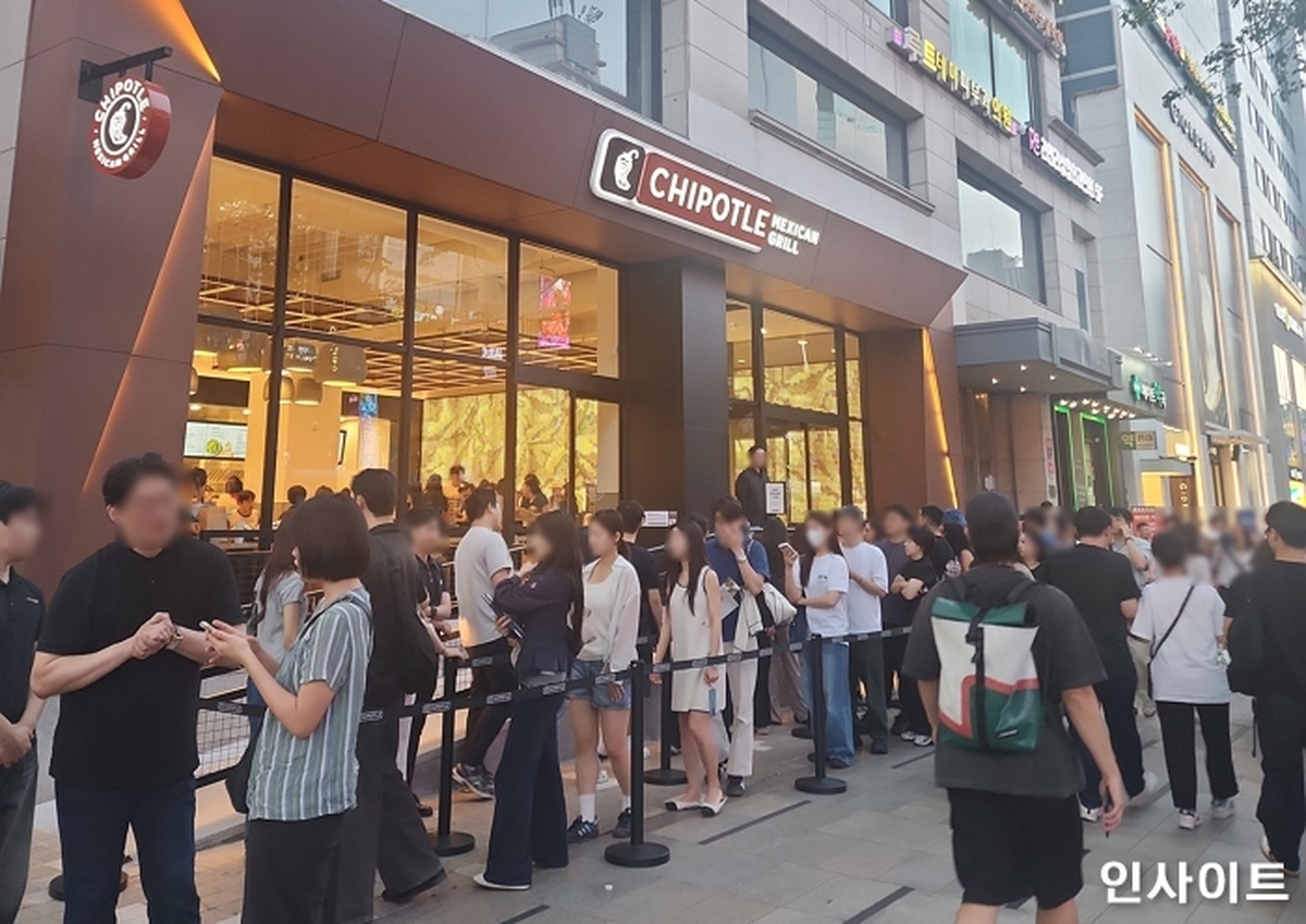 서울 강남대로 치폴레 강남점 앞에서 방문객들이 입장을 기다리고 있다. / 사진=인사이트