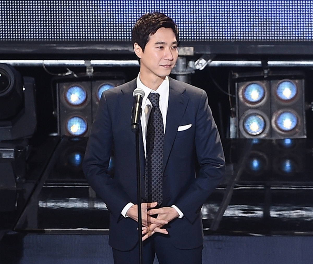 origin_고지용변함없는완벽한슈트핏.jpg
