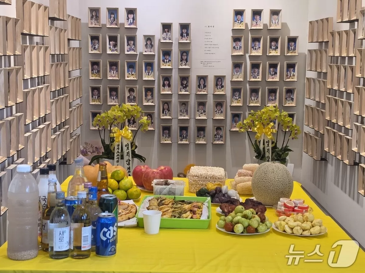 본문 이미지 - 25일 오후 서울 중구 서울시의회 본관 앞 세월호 기억공간에 희생자들을 위한 추석 차례상이 마련돼 있다. 2026.9.25 ⓒ 뉴스1 권준언 기자