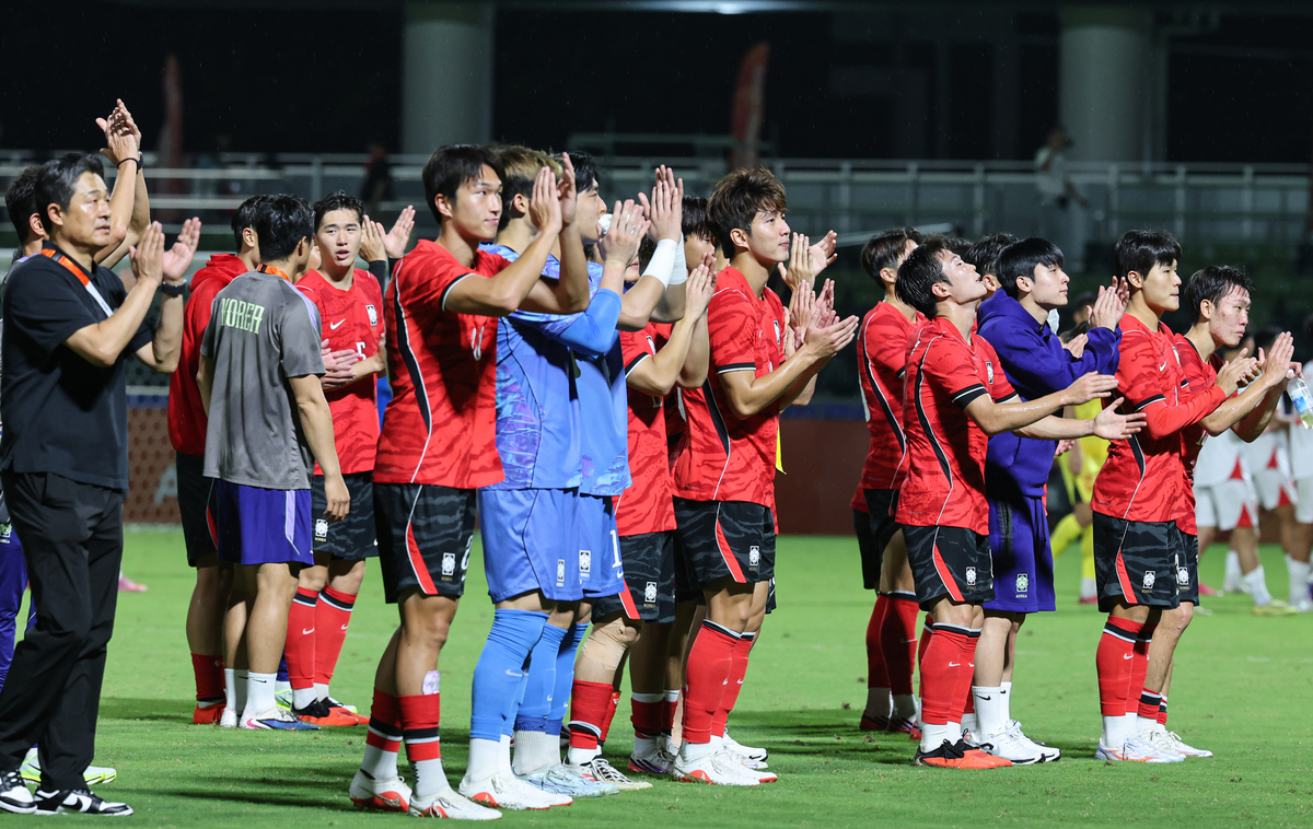 origin_관중에게인사하는AG축구대표팀.jpg