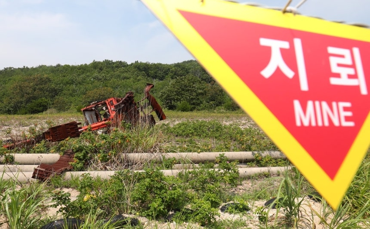 6일만에 현장조사 나선 軍... 폭발 원점엔 “위험” 못 가