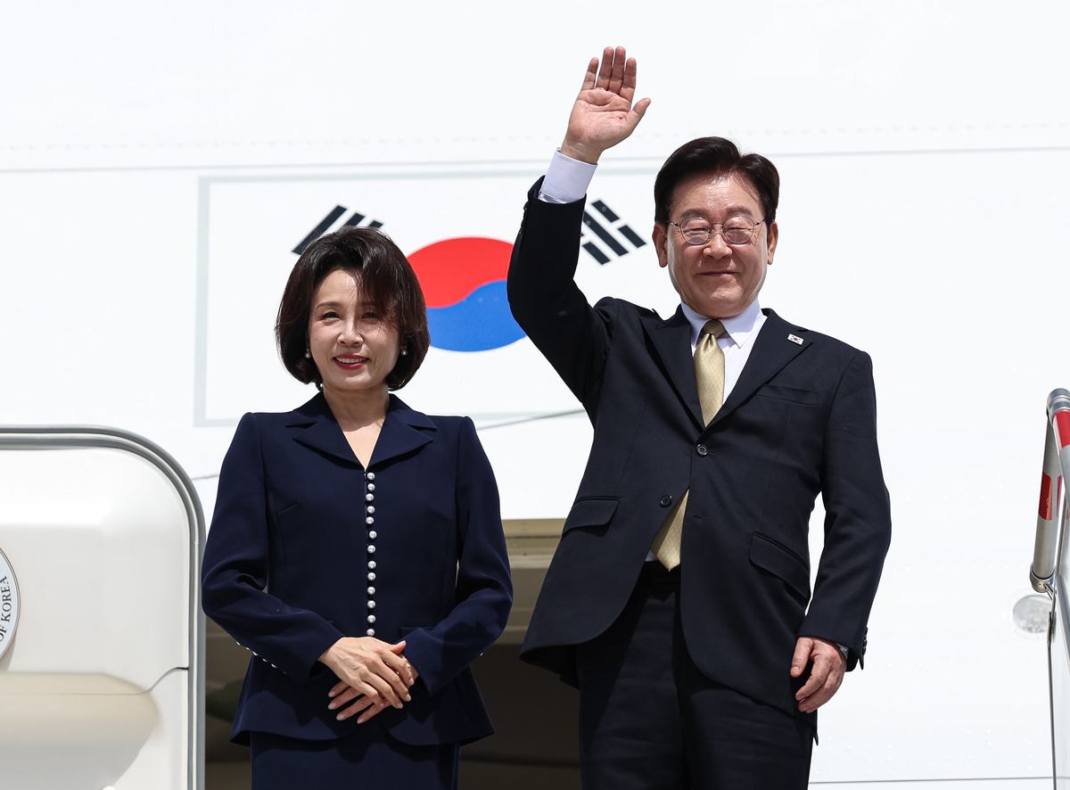 이 대통령 지지율, 2주 연속 상승해 37.9%... 인적쇄신·순방 효과 있었나