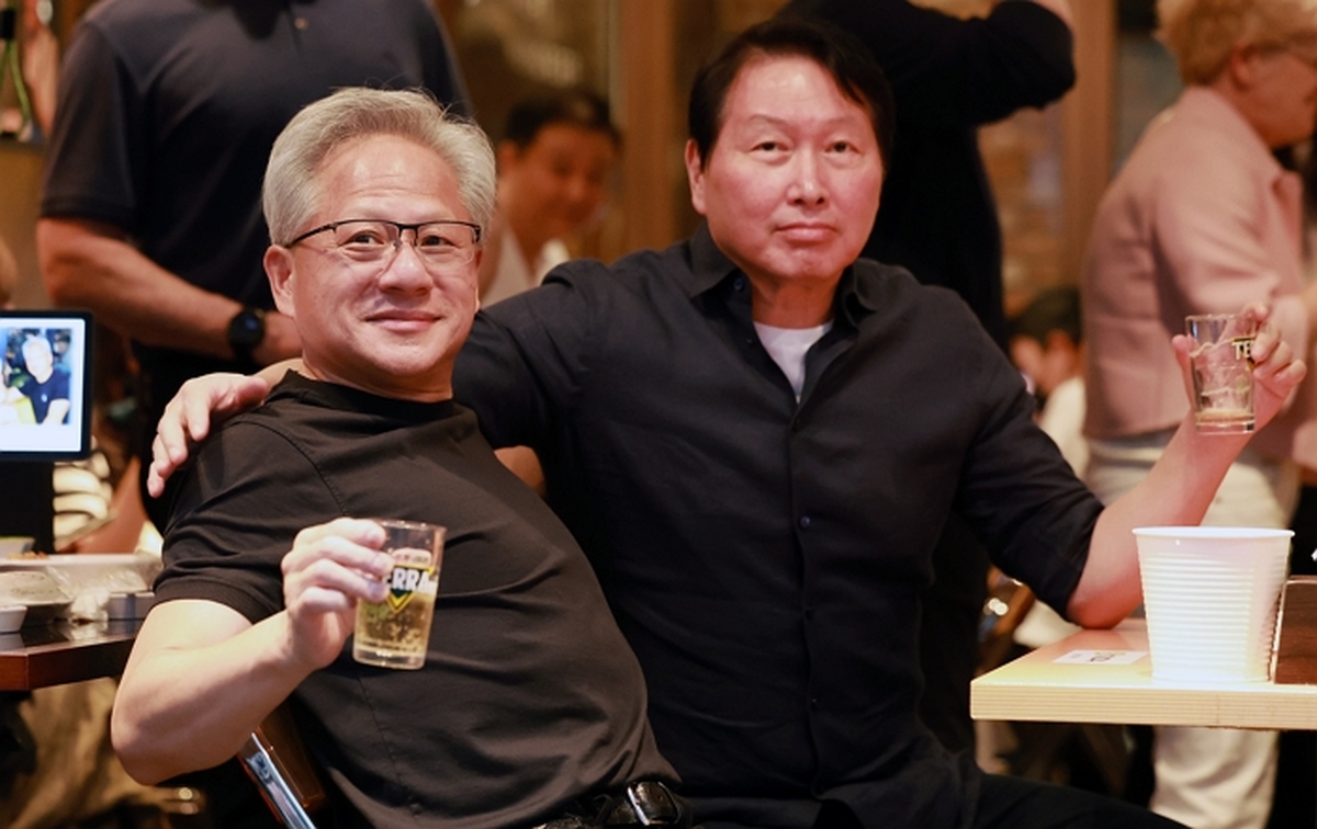 “엔비디아는 두뇌, SK는 기억”...최태원이 젠슨 황에게 건넨 축하의 잔