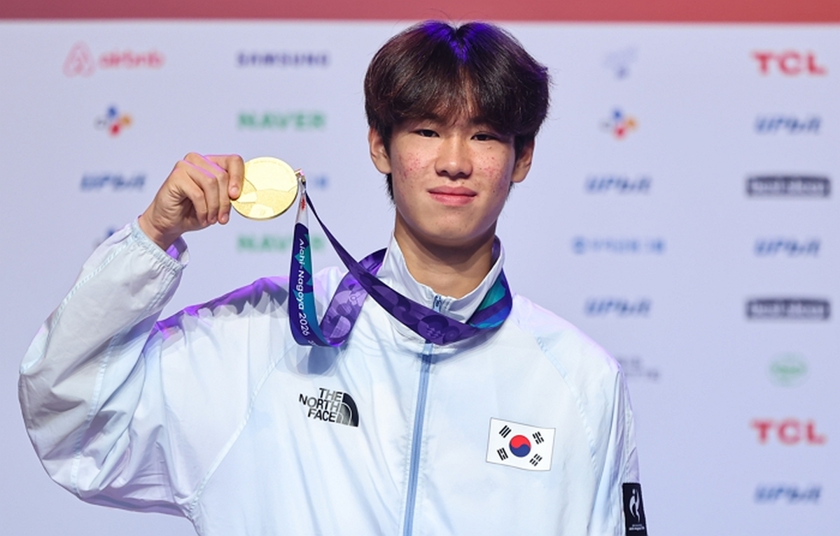origin_스케이트보드강준이자랑스러운금메달들고.jpg