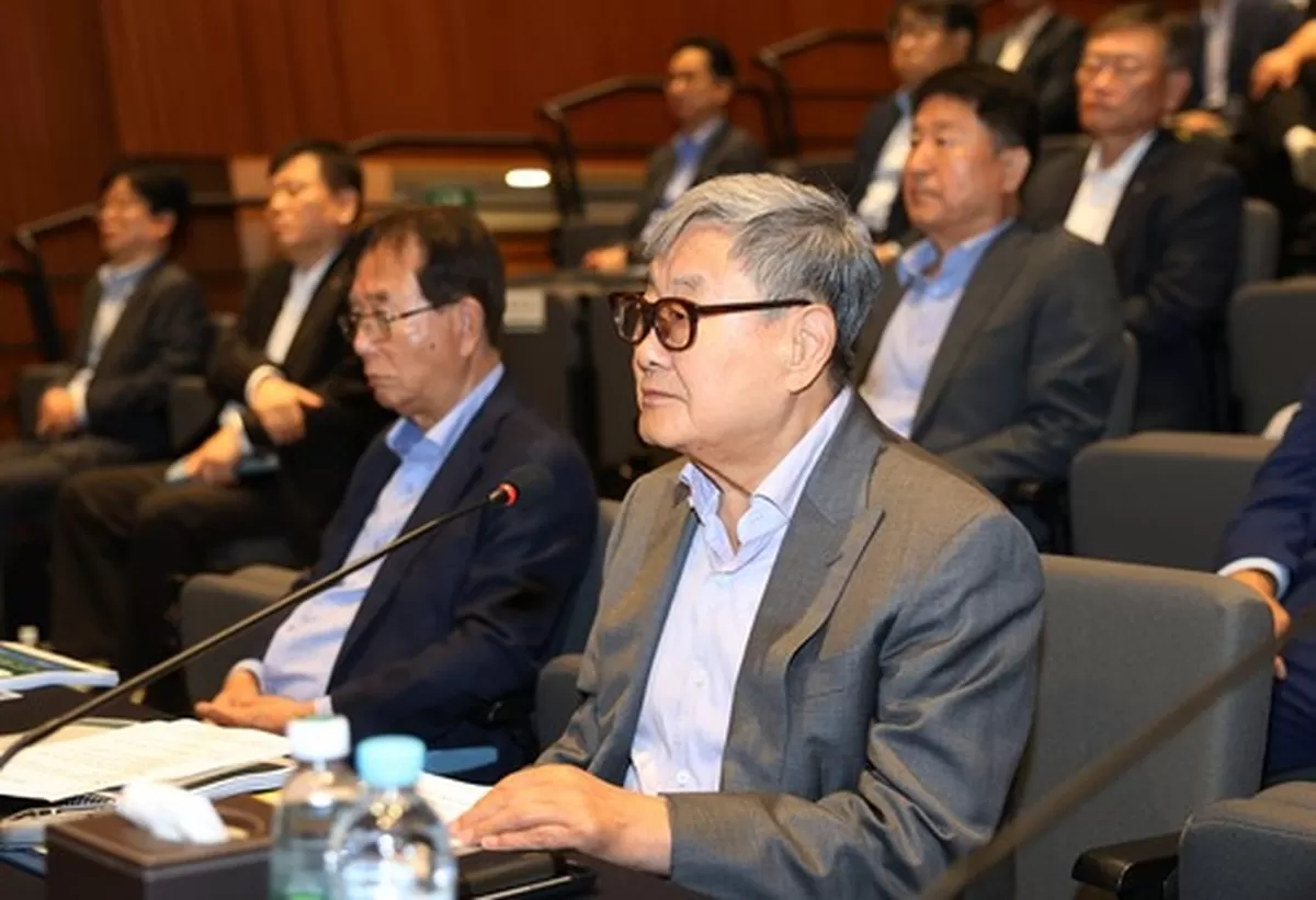 김준기(오른쪽) DB그룹 창업 회장과 이수광(왼쪽) 그룹 회장이 29일 서울 대치동 DB금융센터에서 그룹의 ‘인공지능 전환(AX)’ 사업 계획을 듣고 있다. DB그룹