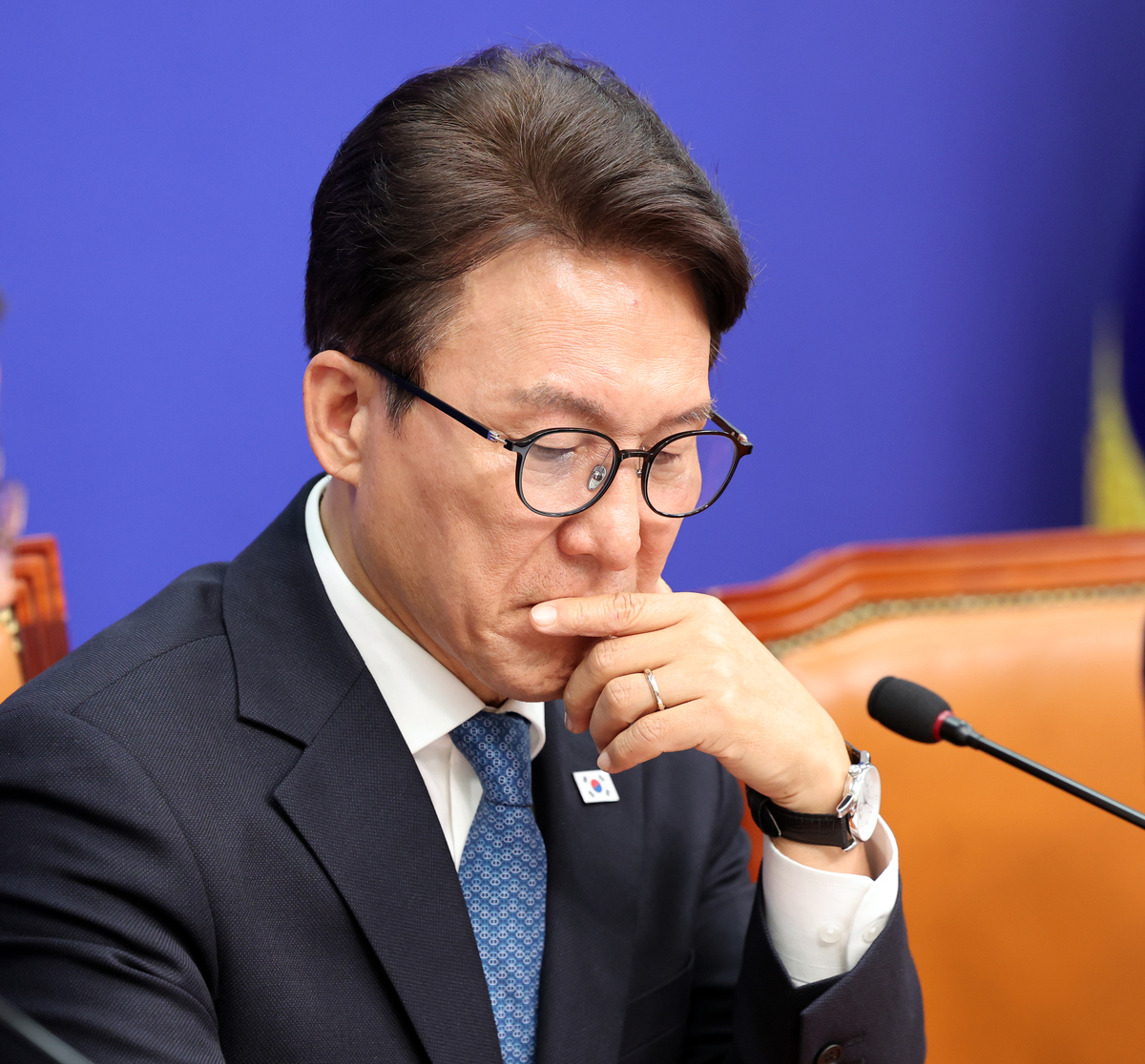 origin_생각에잠긴김민석대표.jpg