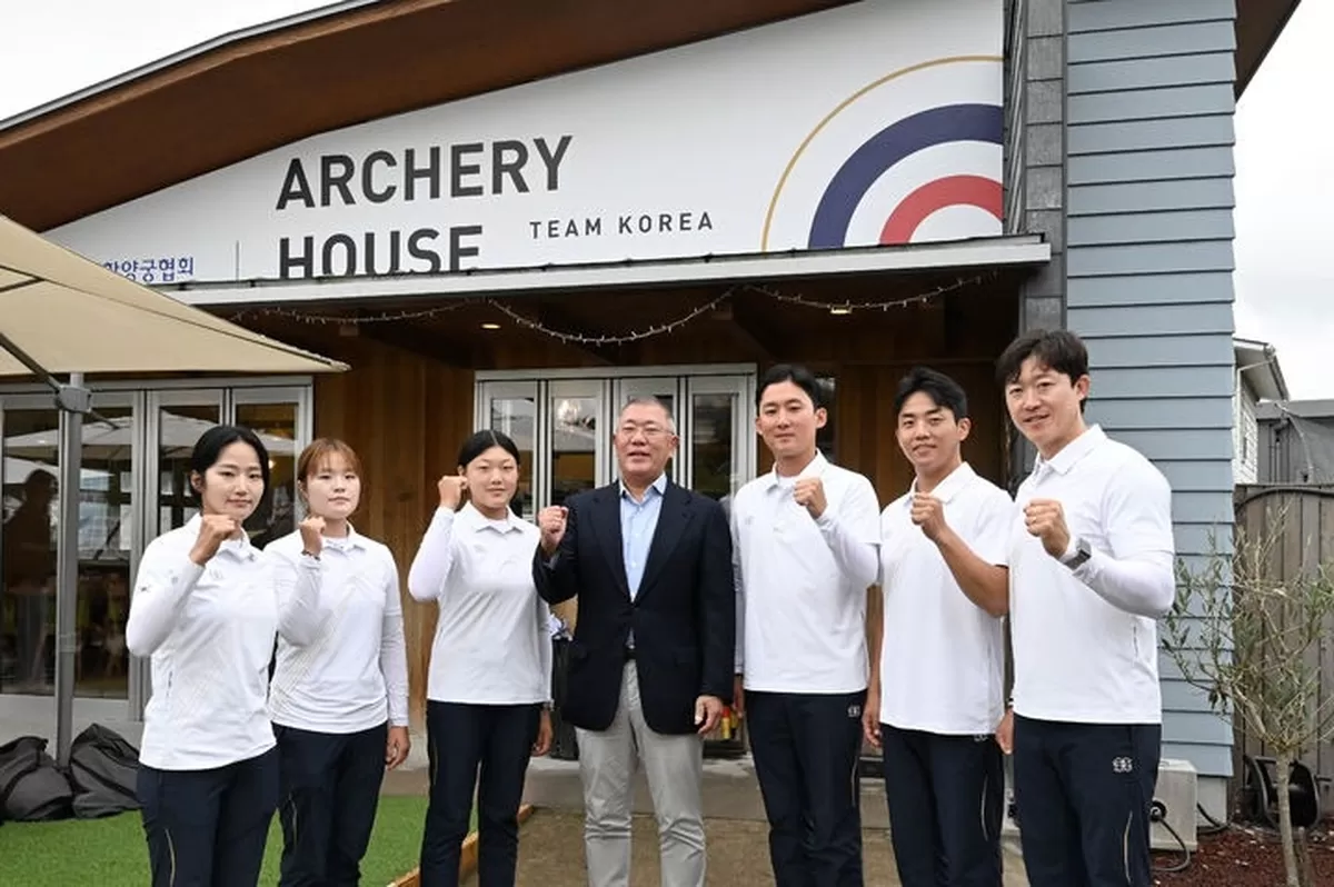 정의선 대한양궁협회 회장과 양궁 국가대표 선수 / 대한양궁협회