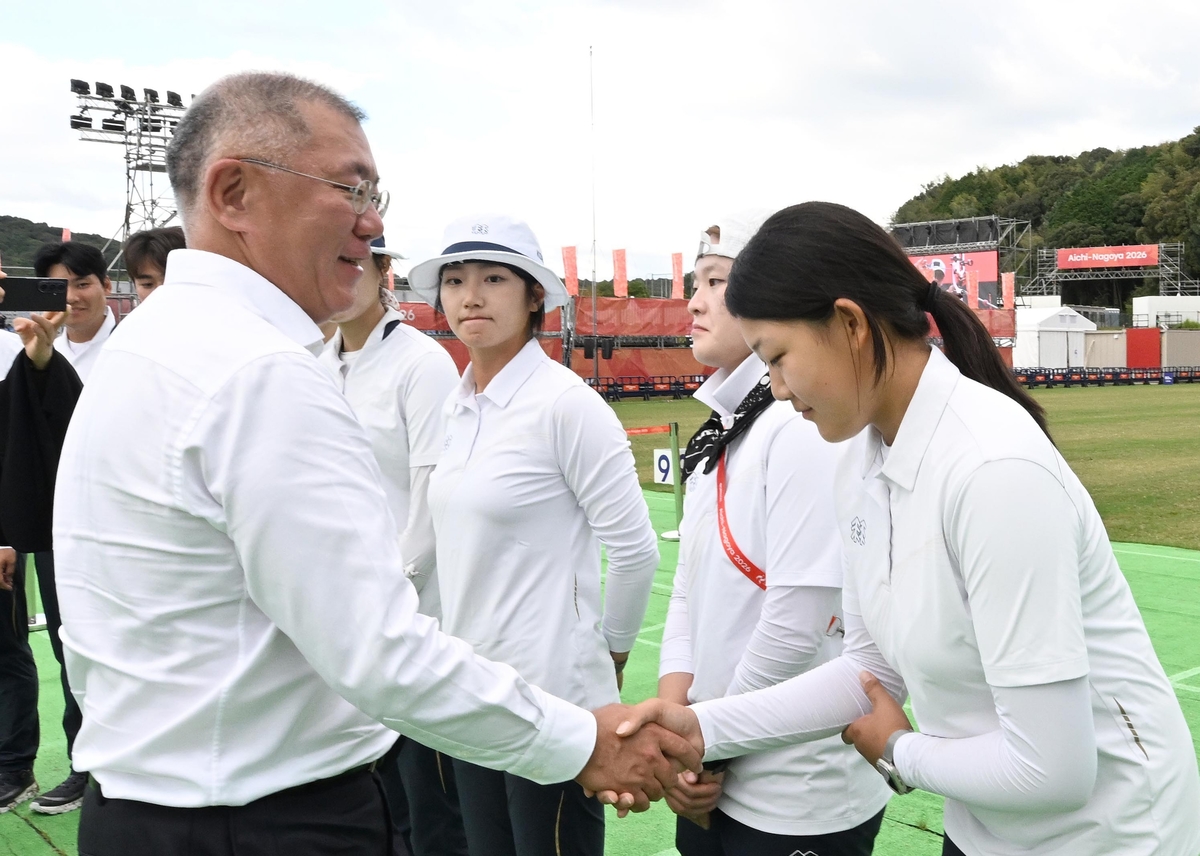 대한양궁협회장인 정의선 현대차그룹 회장이 30일 일본 오카자키 중앙종합공원 다목적광장에서 2026 아이치·나고야 아시안게임 양궁 컴파운드 남자, 여자, 혼성 단체전에 앞서 선수들을 격려하고 있다 / 대한양궁협회
