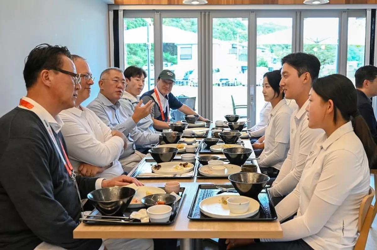 정의선 대한양궁협회 회장과 양궁 국가대표 선수 / 대한양궁협회