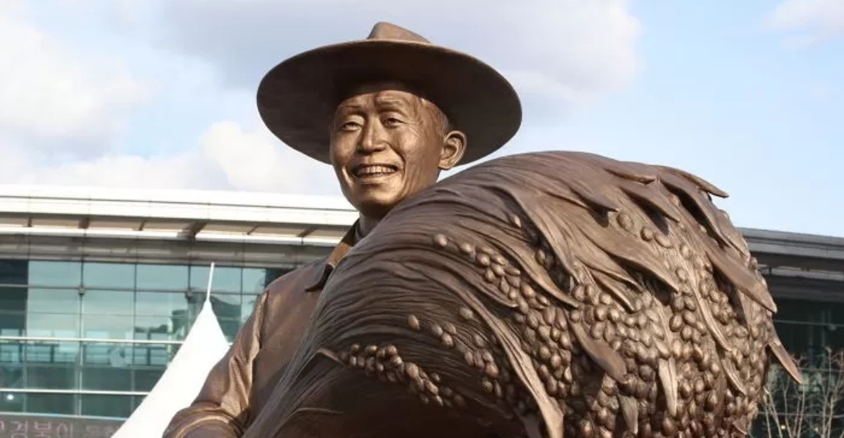박정희 동상에 '달걀 테러'하고 떠난 시민... “이것 쓴 사람 찾는다”
