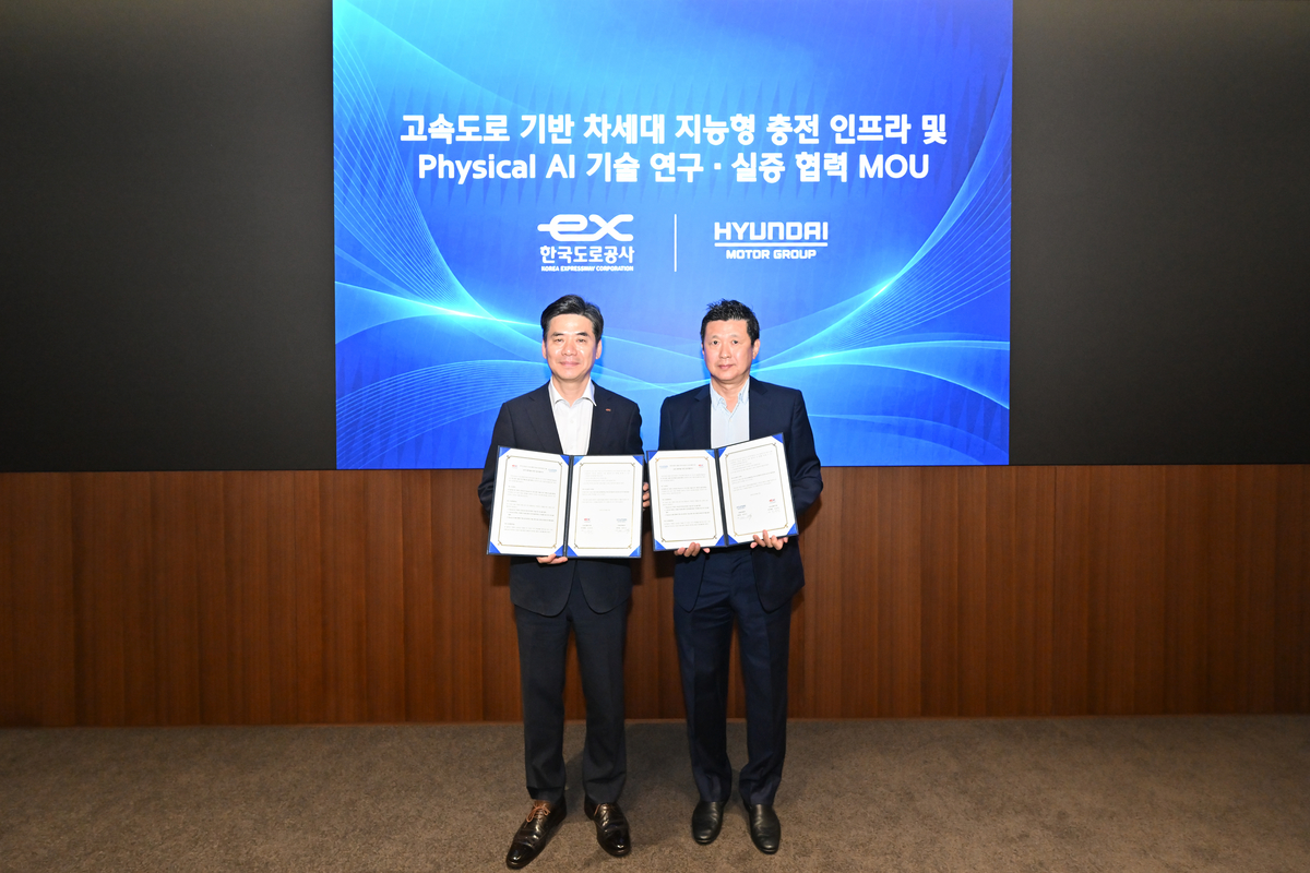 (왼쪽부터) 한국도로공사 조성민 도로교통연구원장과 현대차그룹 미래전략본부장 정호근 부사장 / 현대자동차그룹