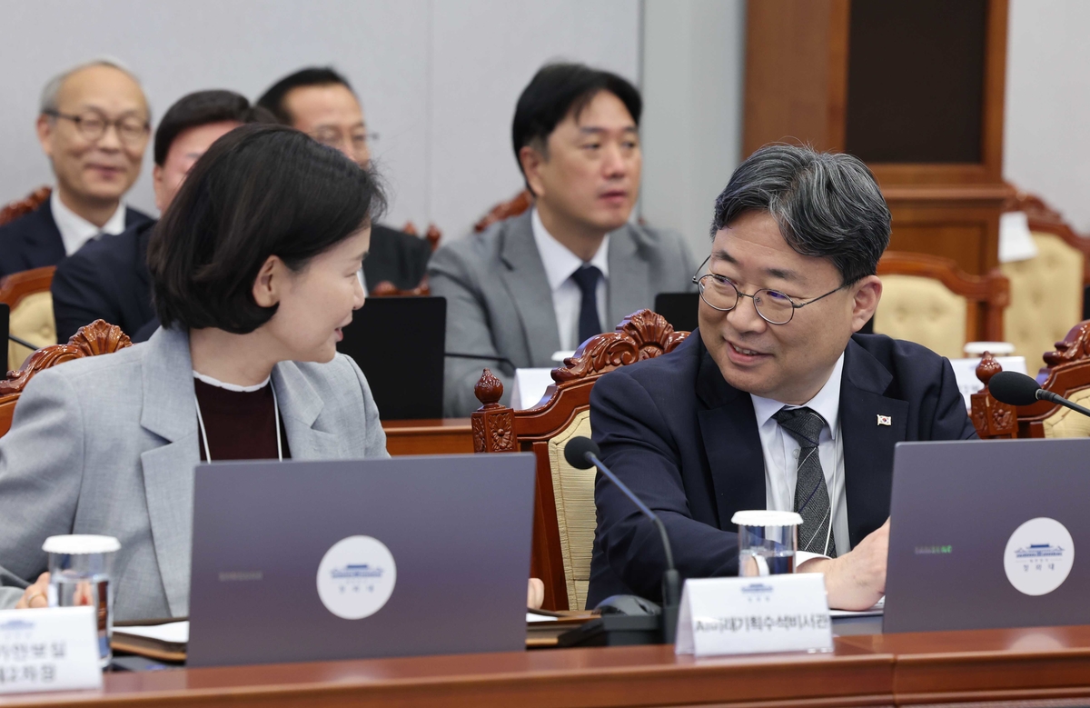 origin_이해민AI미래기획수석비서관과대화하는하준경경제성장수석.jpg