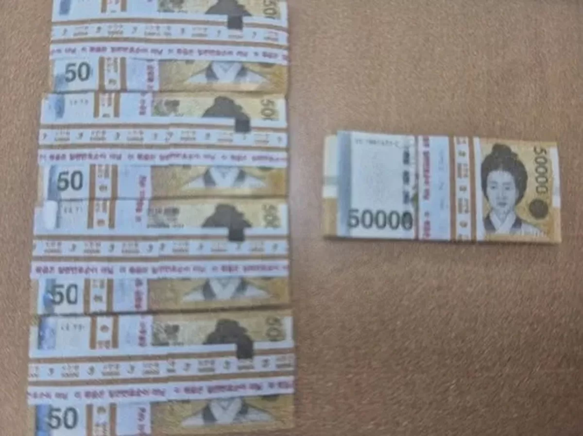 주인 안 나타난 쓰레기봉투 속 2천500만원…최초 발견자 손으로