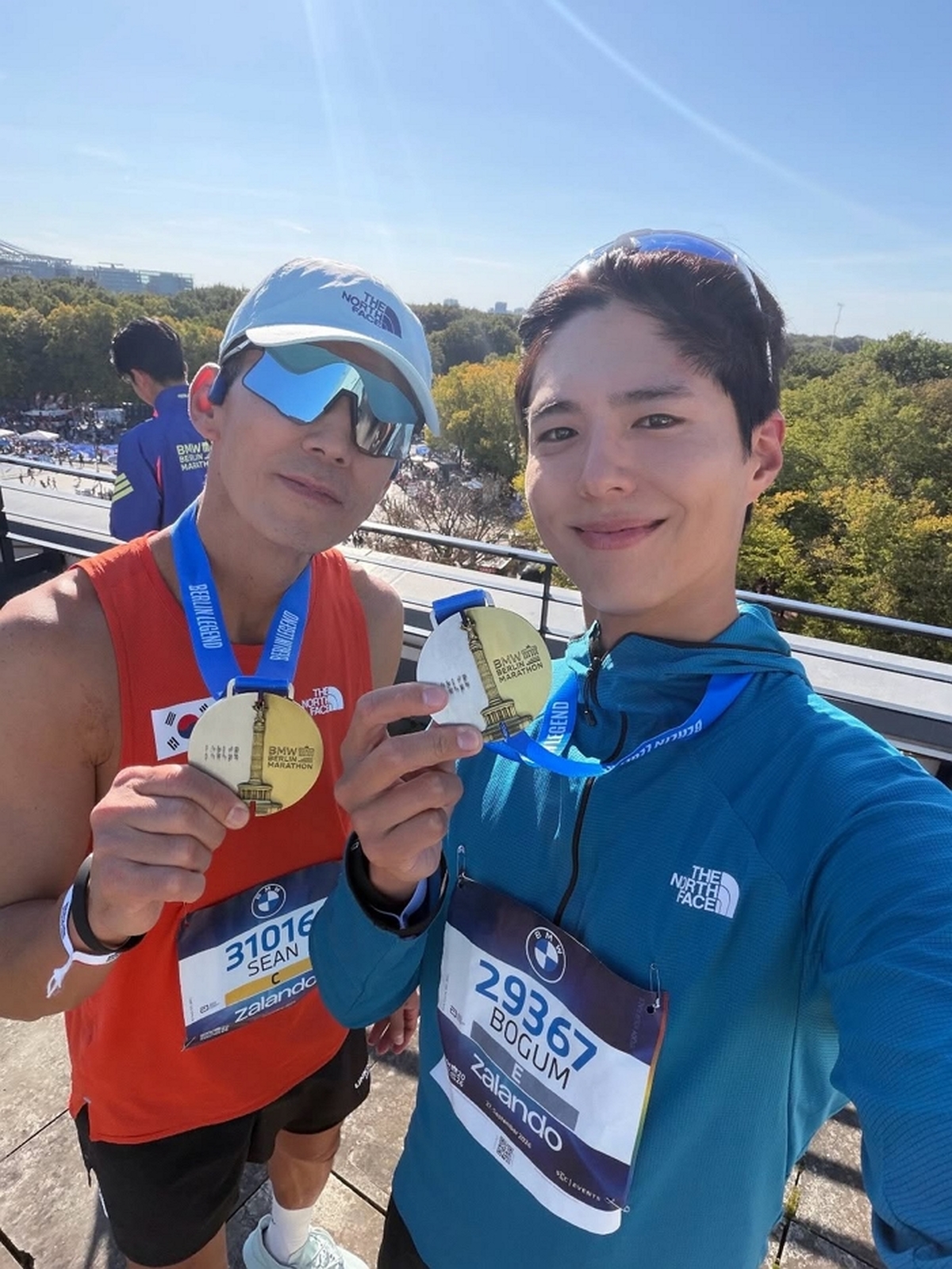 🇩🇪보검아 베를린마라톤 완주 축하해!촬영하고 버쁜 일정땨문에 거의 준비를 못 했는데 포기하지 않고 끝까지 달려서 완주해줘서 너무 고맙고 자랑스럽더.처음 나하고 러닝 시작.jpg
