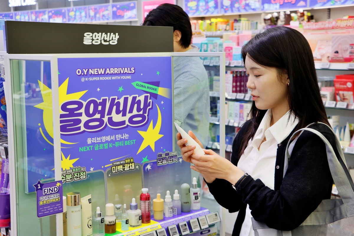 [CJ올리브영_사진자료] 올리브영 대학로중앙점 '올영신상' 매대에서 고객이 'K-슈퍼루키 위드 영' 3기 선정 브랜드 제품을 살펴보고 있다.JPG
