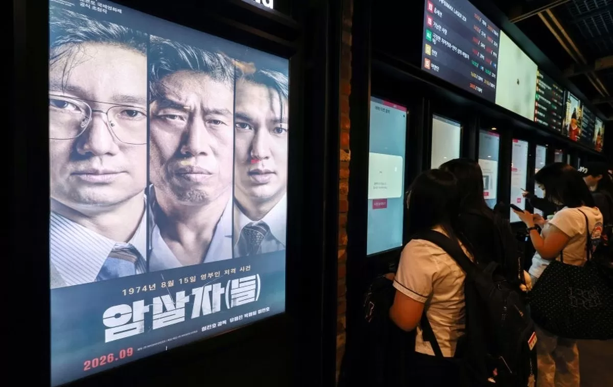 2일 서울 시내 한 영화관에서 관객들이 티켓을 구매하고 있다. 영화 ‘암살자(들)’은 역사 왜곡을 둘러싼 정치권 논란 속에서도 전체 박스오피스 1위를 탈환하며 누적 관객 수 182만 명을 넘어섰다. /뉴스1
