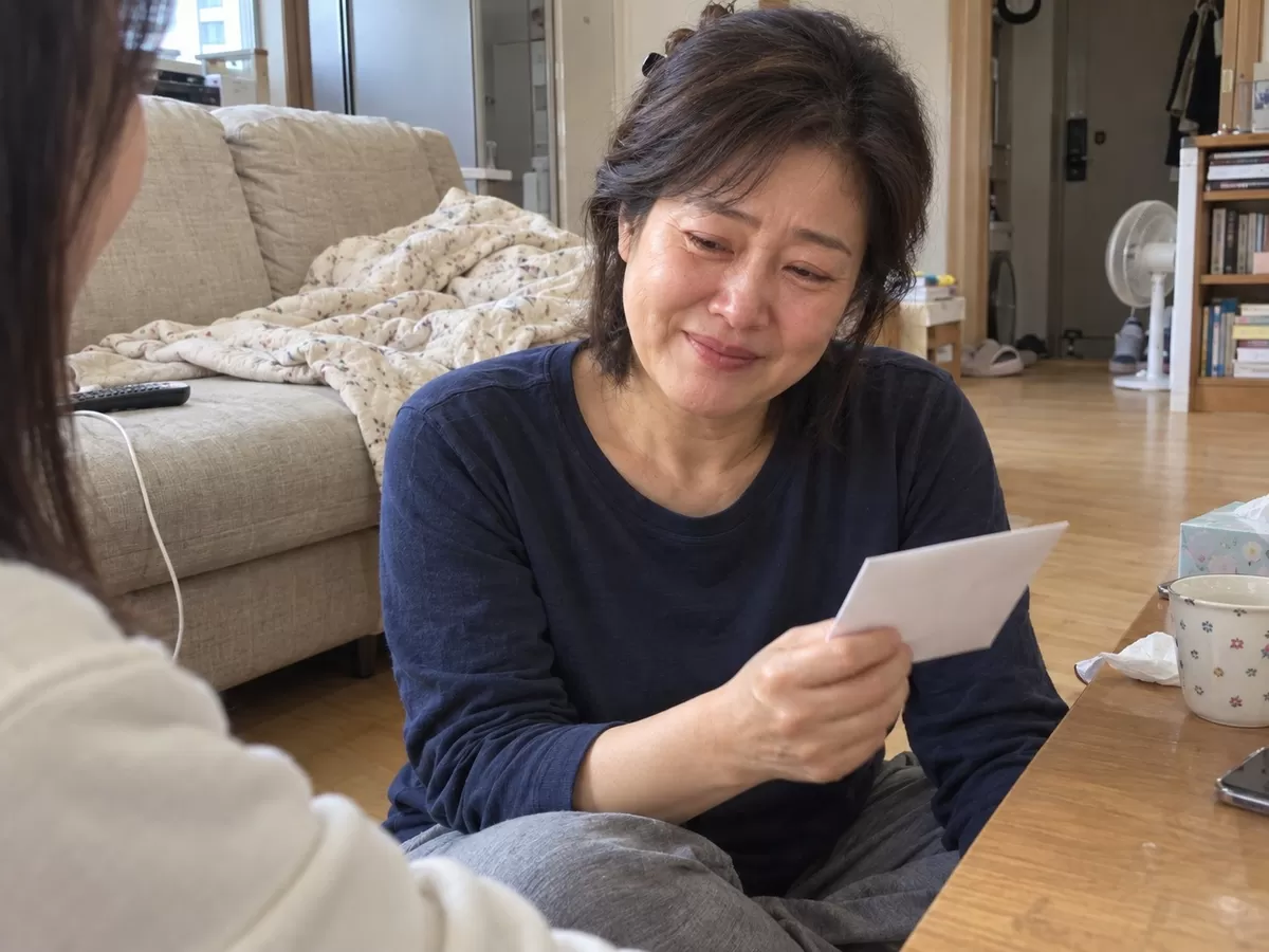 첫 월급 받아 부모님께 50만원씩...엄마는 울먹이더니 용돈으로 돌려줬다