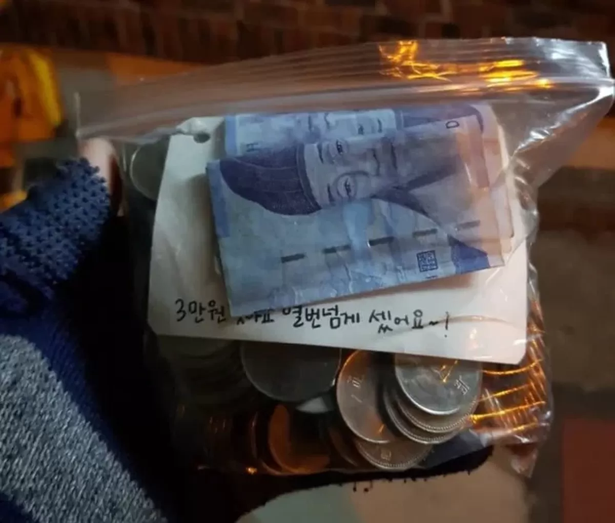 “열 번 넘게 셌어요”...판자촌 배달 간 라이더가 받은 동전 가득 지퍼백