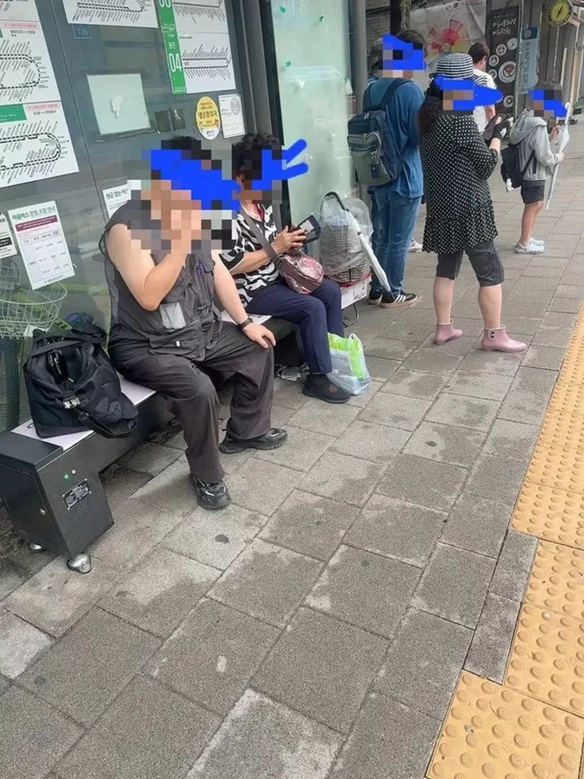 버스 기다리는 사람들 옆에서 뻐끔뻐끔…정류장 의자서 담배 피운 남성
