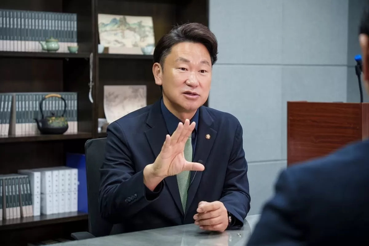사람 1명 이상, 뉴스룸, 텍스트의 이미지일 수 있음